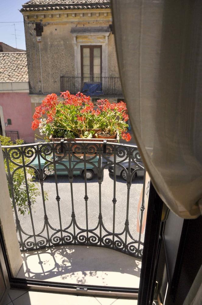 Casa Al Centro Storico Bed & Breakfast Nicolosi Bagian luar foto